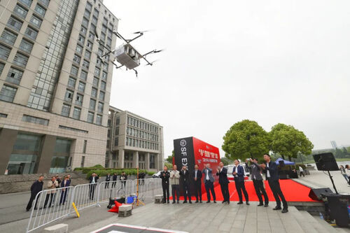 Aktuelle Unternehmensnachrichten über Erster Flug erfolgreich! Hier, um die erste "Drohnenlieferung" Demonstrationsuniversität des Landes zu bauen.