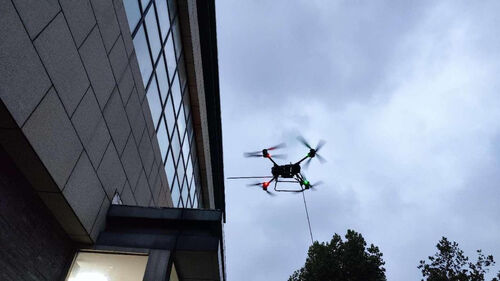Aktuelle Unternehmensnachrichten über Vergleichende Analyse von MYUAV FC30X-Drohnen und traditioneller manueller Außenwandreinigung in großer Höhe