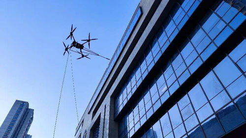 Aktuelle Unternehmensnachrichten über Das erste Jahr der Reinigung von Gebäuden mit Drohnen: MYUAV FC30X Reinigungsdrohne