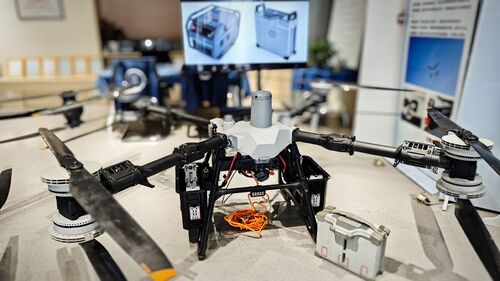 Aktuelle Unternehmensnachrichten über Furchtlose Flammen: Entschlüsseln der Sicherheits-DNA von DJIs MYUAV FC100 Dual-Anker Feuerwehr Drohne