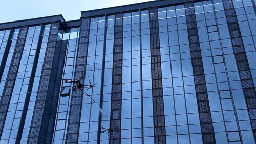 Aktuelle Unternehmensnachrichten über MYUAV DJI FC30 Dual-Cord-Reinigungshochleistungs-UAV schloss einen effizienten und umweltfreundlichen Fassadenreinigungsbetrieb ab.