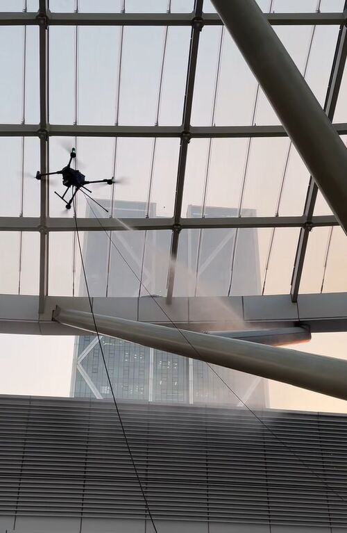 Aktuelle unternehmensnachrichten über MYUAV M400X Reinigungsdrohne vollendet Präzisionsreinigung in großem Raum