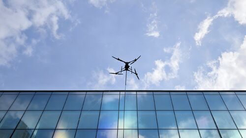 Aktuelle Unternehmensnachrichten über Technologie-Ermächtigung, neue Höhen in der Sicherheit erreichen: MYUAVs Daten helfen DJI M400, die Reinigung in großer Höhe zu ermöglichen