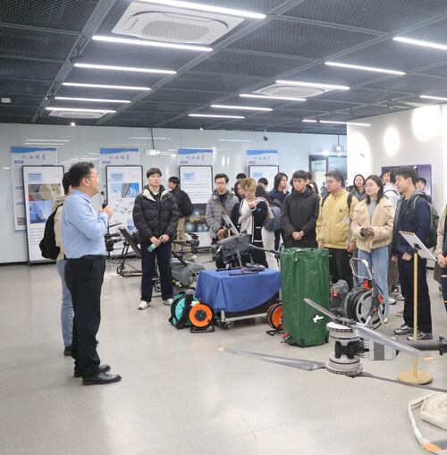 Aktuelle Unternehmensnachrichten über HKU-Fakultät und Studenten besuchen MYUAV, um Spitzenanwendungen von kabelgebundenen Drohnen zu erkunden
