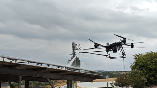 Aktuelle unternehmensnachrichten über MYUAV FC30 Dual-Tethered-Höhenreinigungsdrohne schließt PV-Panel-Reinigungsprojekt im Nahen Osten ab